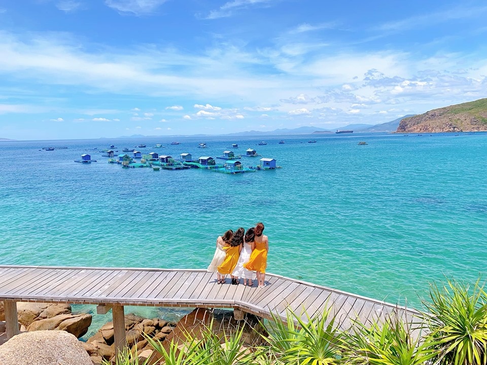 Cầu gỗ ven đảo - lối đi nên thơ và background sống ảo cực chất